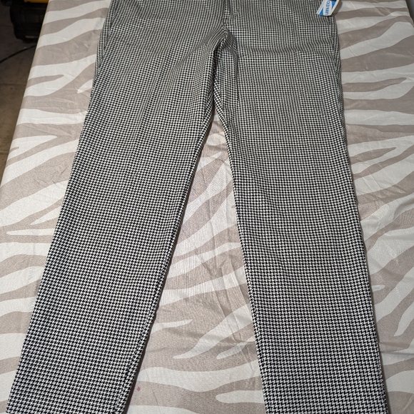 Old Navy Ankle Length Pants - Picture 2 of 7